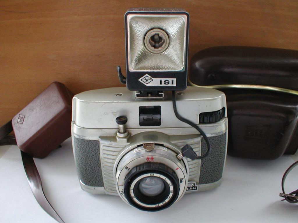 Bilora Bella 44 fotocamera met Agfa Isi flitser, Audio, Tv en Foto, Fotocamera's Analoog, Ophalen of Verzenden, Gebruikt, Compact