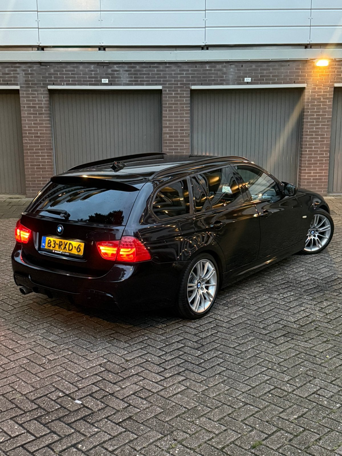 BMW 3-Serie I 320i Touring 2011 Zwart Dealer onderhouden, Euro 5, Achterwielaandrijving, 1995 cc, 4 cilinders