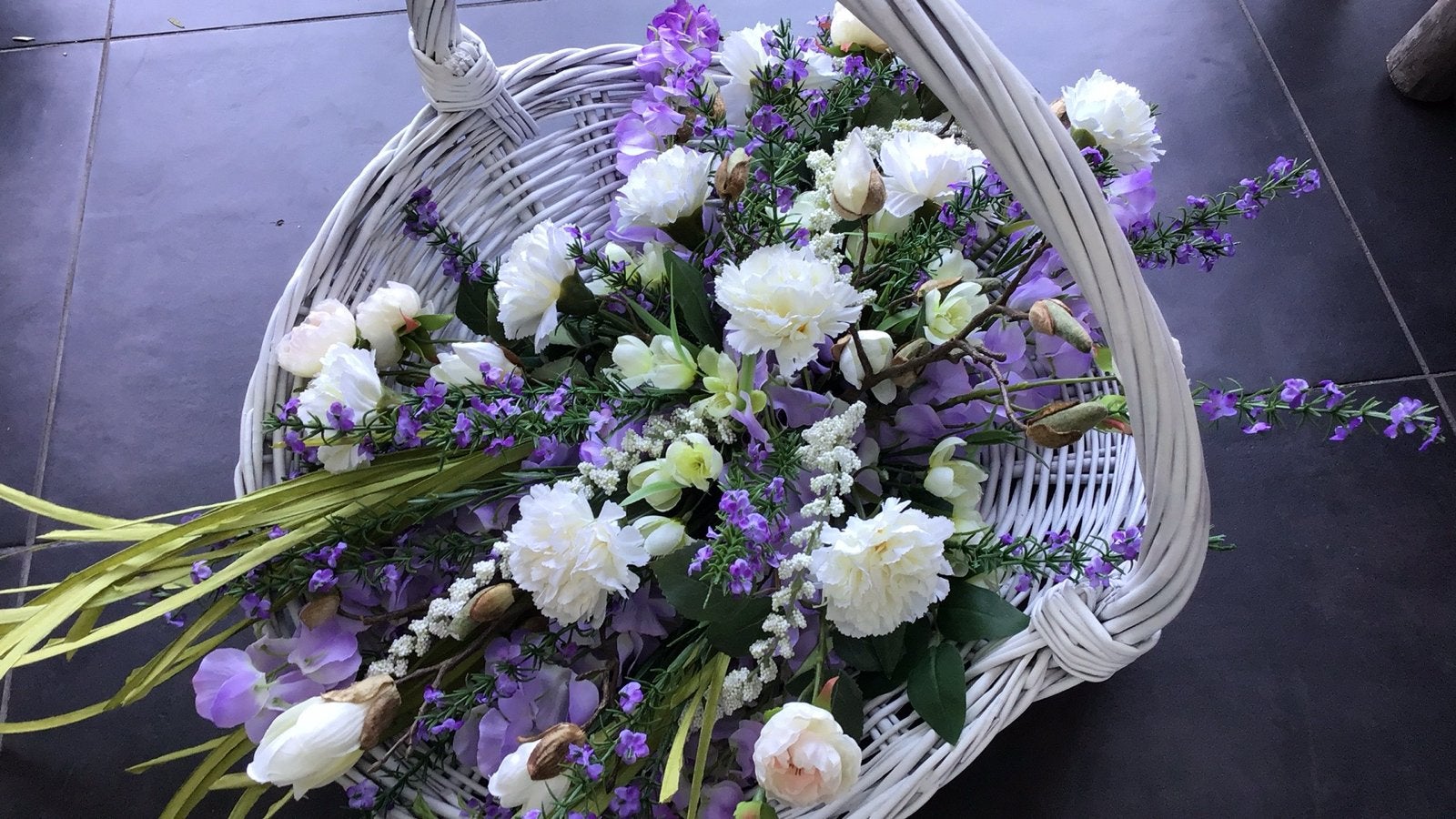 Prachtige kunstbloemen in witte rieten mand, Binnen, Textiel, Ophalen of Verzenden, Zo goed als nieuw