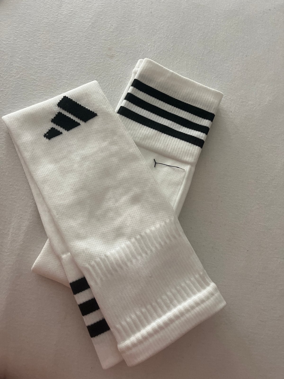 Nieuwe Adidas voetbal AEROREADY - wit met zwarte strepen, Kleding | Heren, Sokken en Kousen, Ophalen of Verzenden, Nieuw, Overige maten