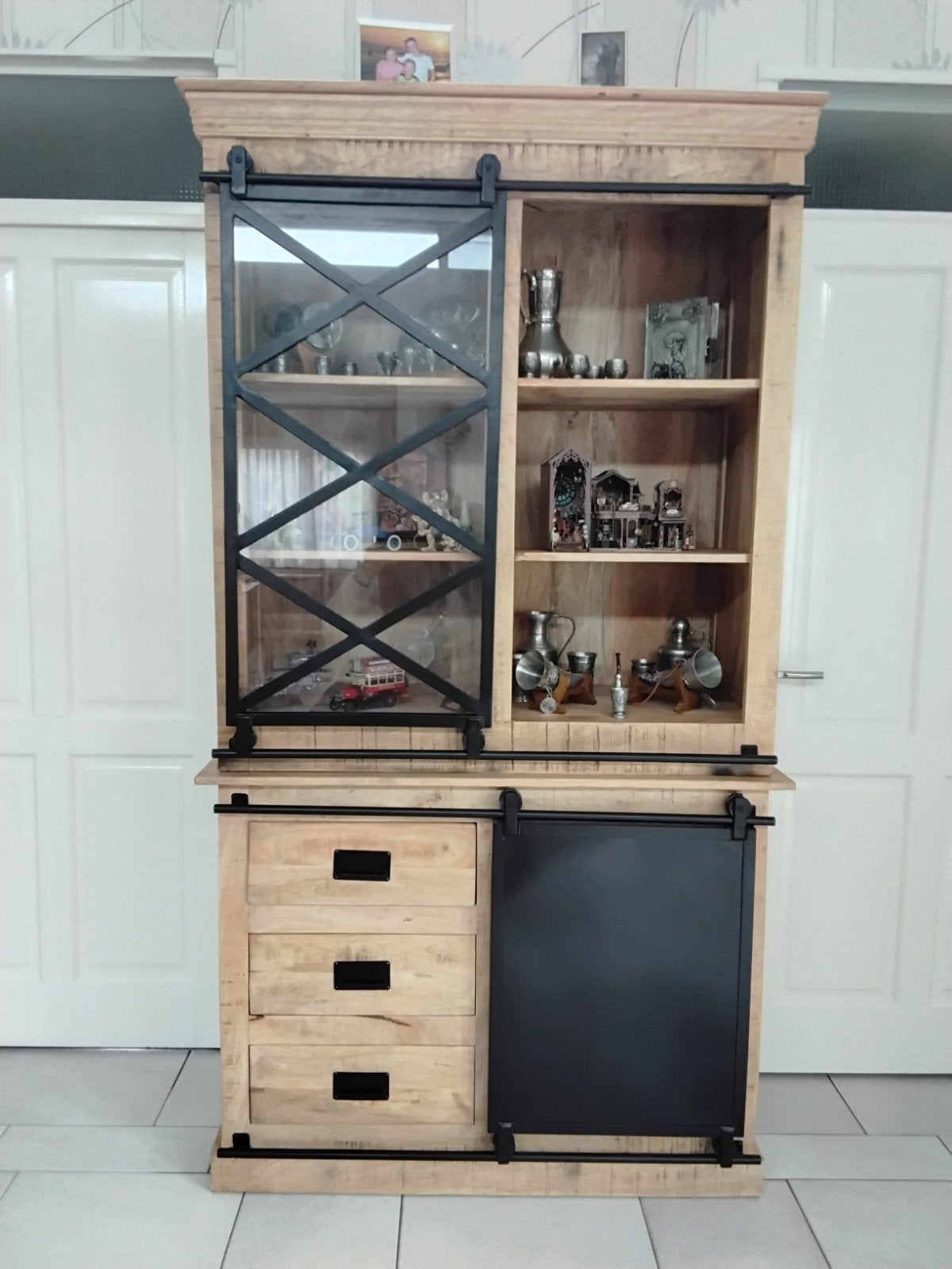 Vitrinekast van mangohout met schuifdeuren