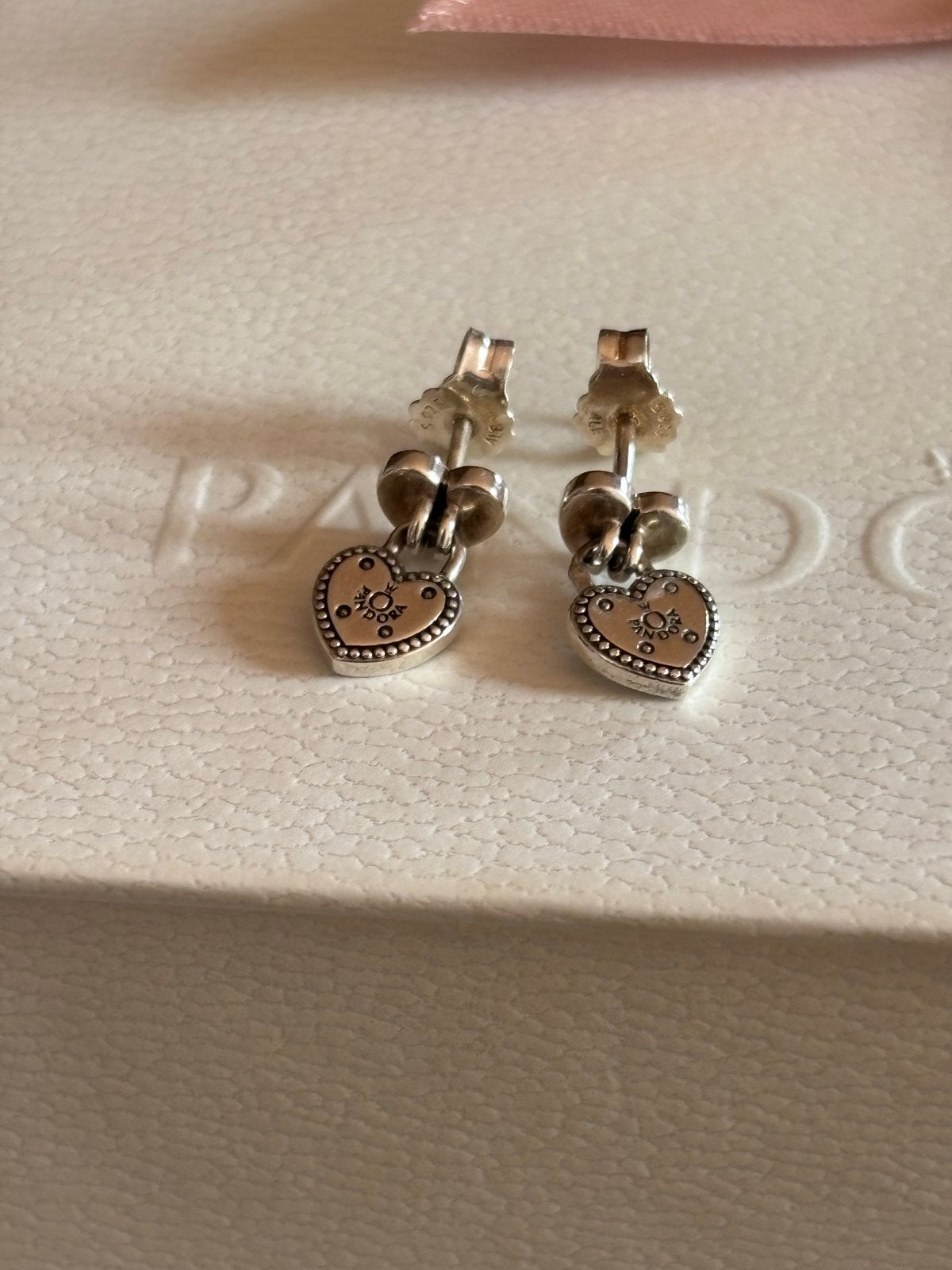 Pandora Love Lock Oorbellen - Zilveren Hartjes, Ophalen of Verzenden, Zo goed als nieuw, Zilver, Knopjes of Stekers
