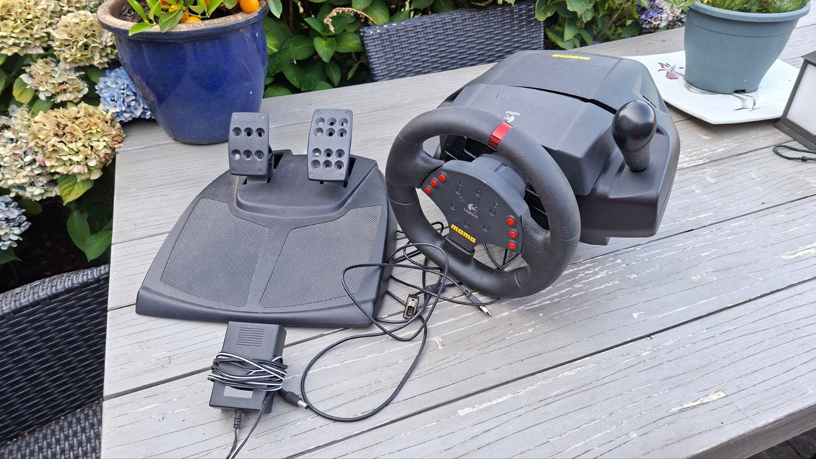 Logitech Momo Racing Force Feedback Stuurwiel met Pedalen, Racestuur, Gebruikt, Force feedback, Ophalen of Verzenden