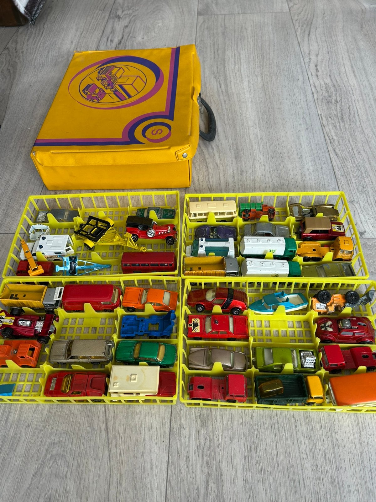 Autotjes jaren 70 met koffer, Ophalen, Zo goed als nieuw