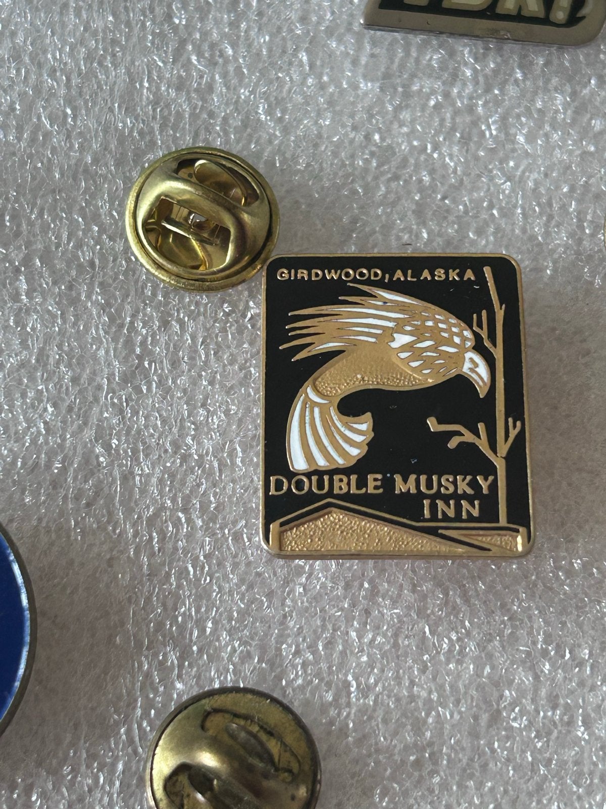 Vintage Girdwood Alaska Double Musky Inn Pin, Verzamelen, Ophalen of Verzenden, Gebruikt, Stad of Land, Speldje of Pin