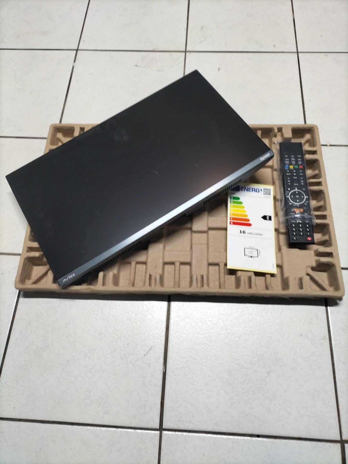 Te koop: Avtex 21,5" TV – 12V / 24V / 230VTe koop aangebode, Ophalen of Verzenden, Zo goed als nieuw
