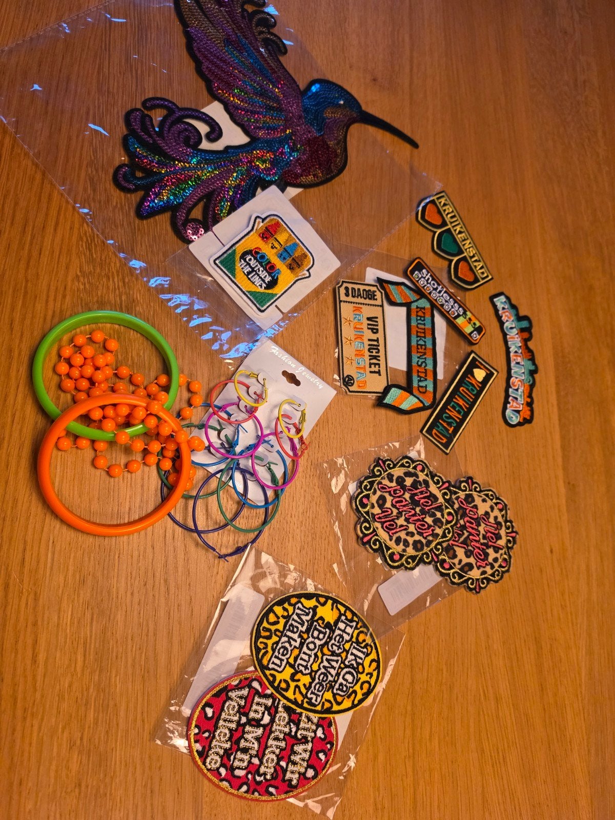 Carnavals Emblemen - Nieuw in Verpakking (12 stuks), Ophalen of Verzenden, Nieuw, Carnaval, Accessoires