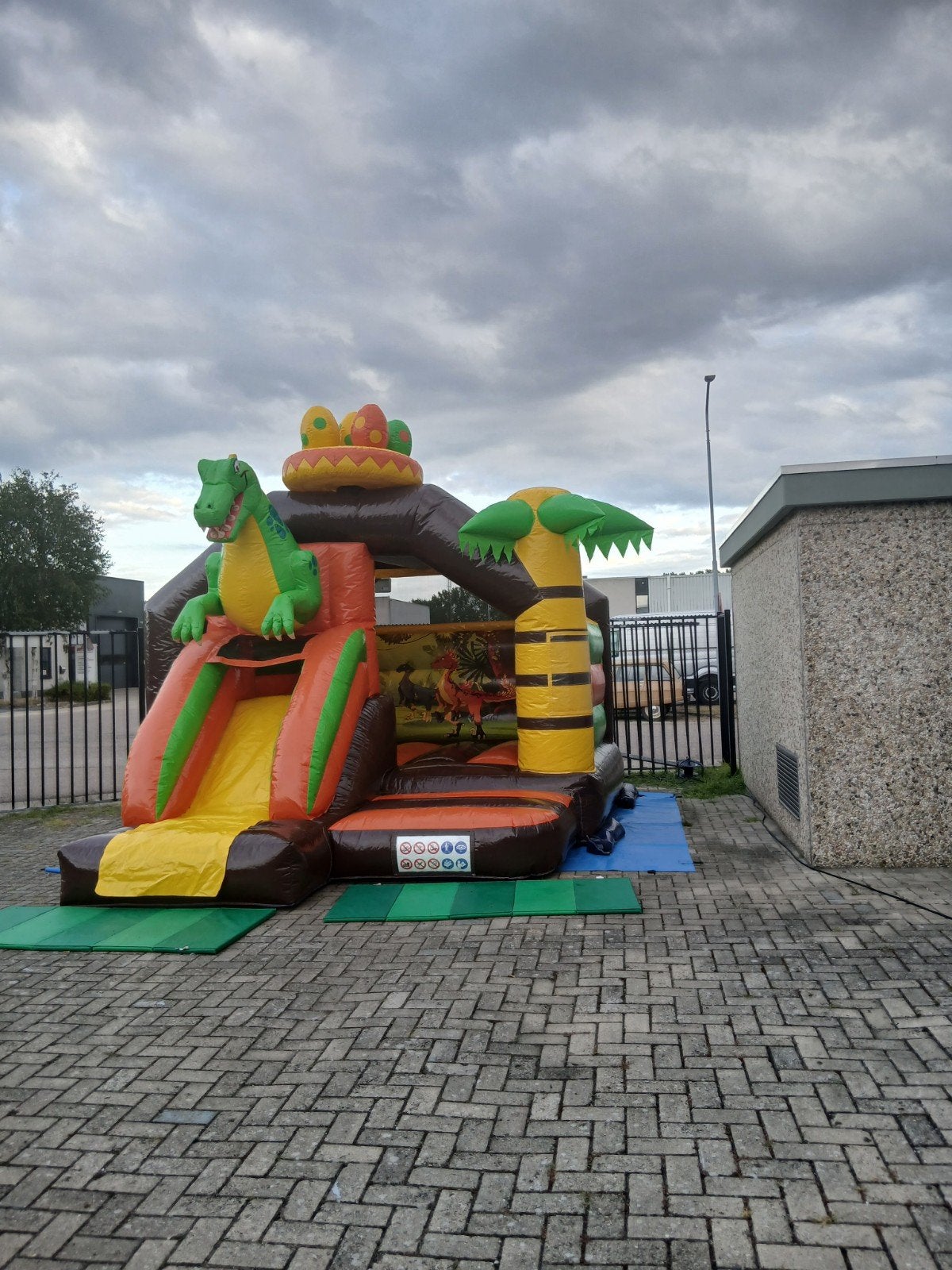 Verhuur springkussens dinosaurus dino valmatten, Tickets en Kaartjes, Eén persoon, Overige typen