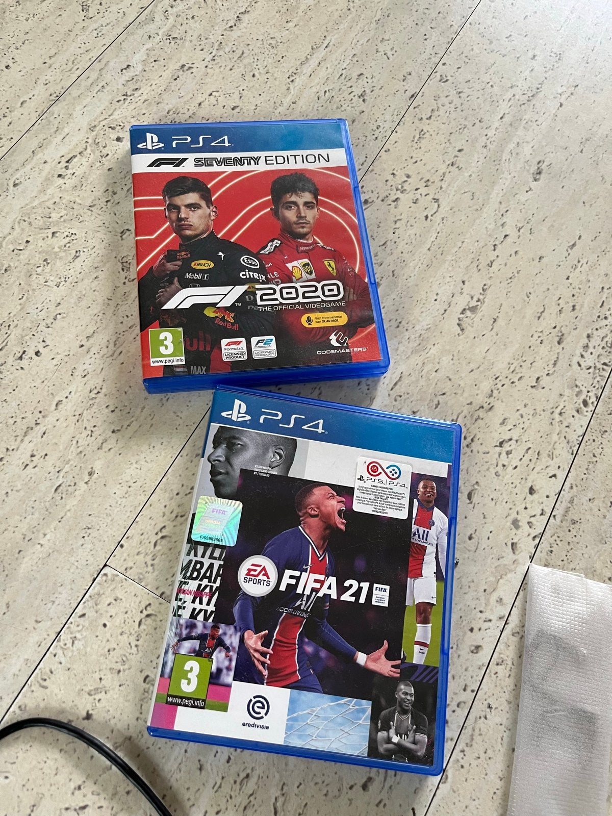 Sony PS4 met controller en games (F1 2020, FIFA 21), Spelcomputers en Games, Gebruikt, 1 speler, Racen en Vliegen, Eén computer