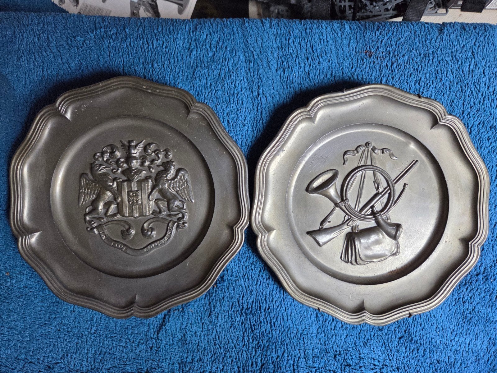 2 zware vintage wandborden -vermoedelijk tin -jacht & wape, Antiek en Kunst, Verzenden