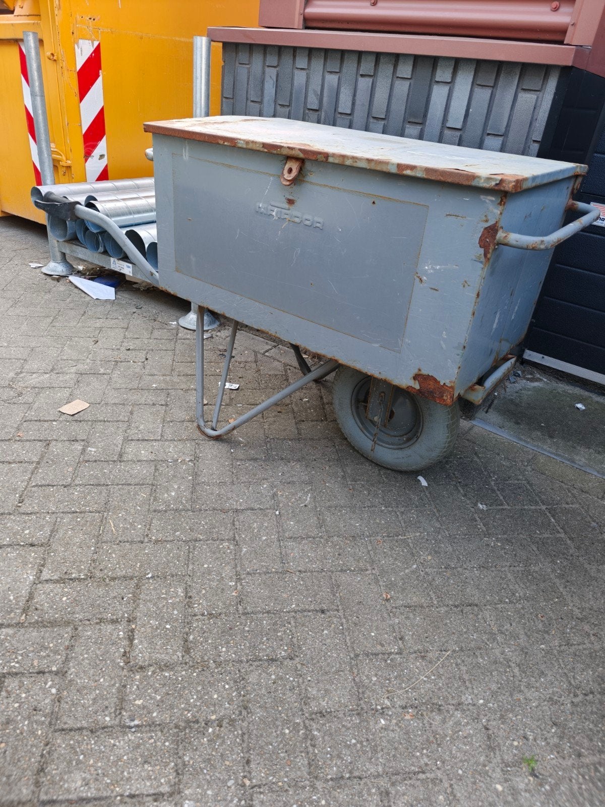 Robuuste metalen gereedschapskist op wielen, Doe-het-zelf en Verbouw, Werkbanken, Ophalen