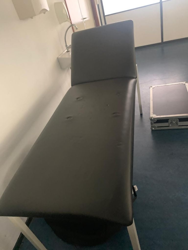 Verstelbare massagetafel / behandeltafel, Ophalen, Gebruikt, Massagetafel