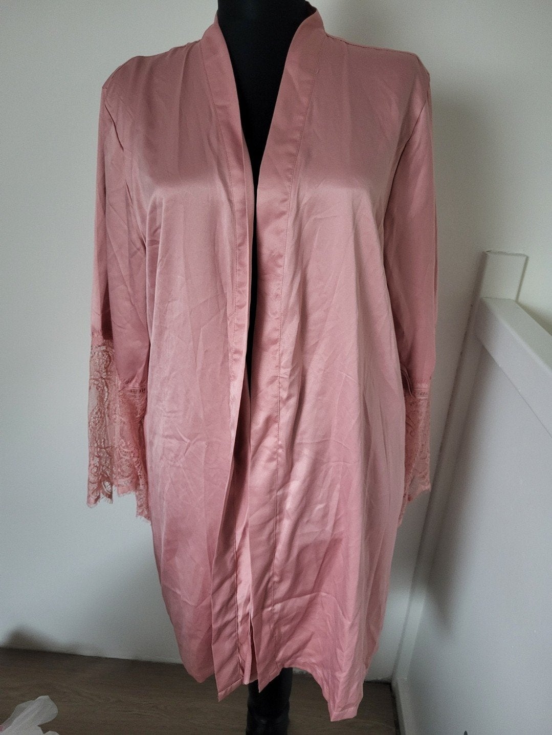 Roze satijnen kimono met kant en 'Brides Babes' lingerie, Onbekend, Ophalen of Verzenden, Roze, Nachtkleding