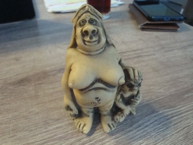 oude beeldje vrouw met kind ..., Ophalen of Verzenden