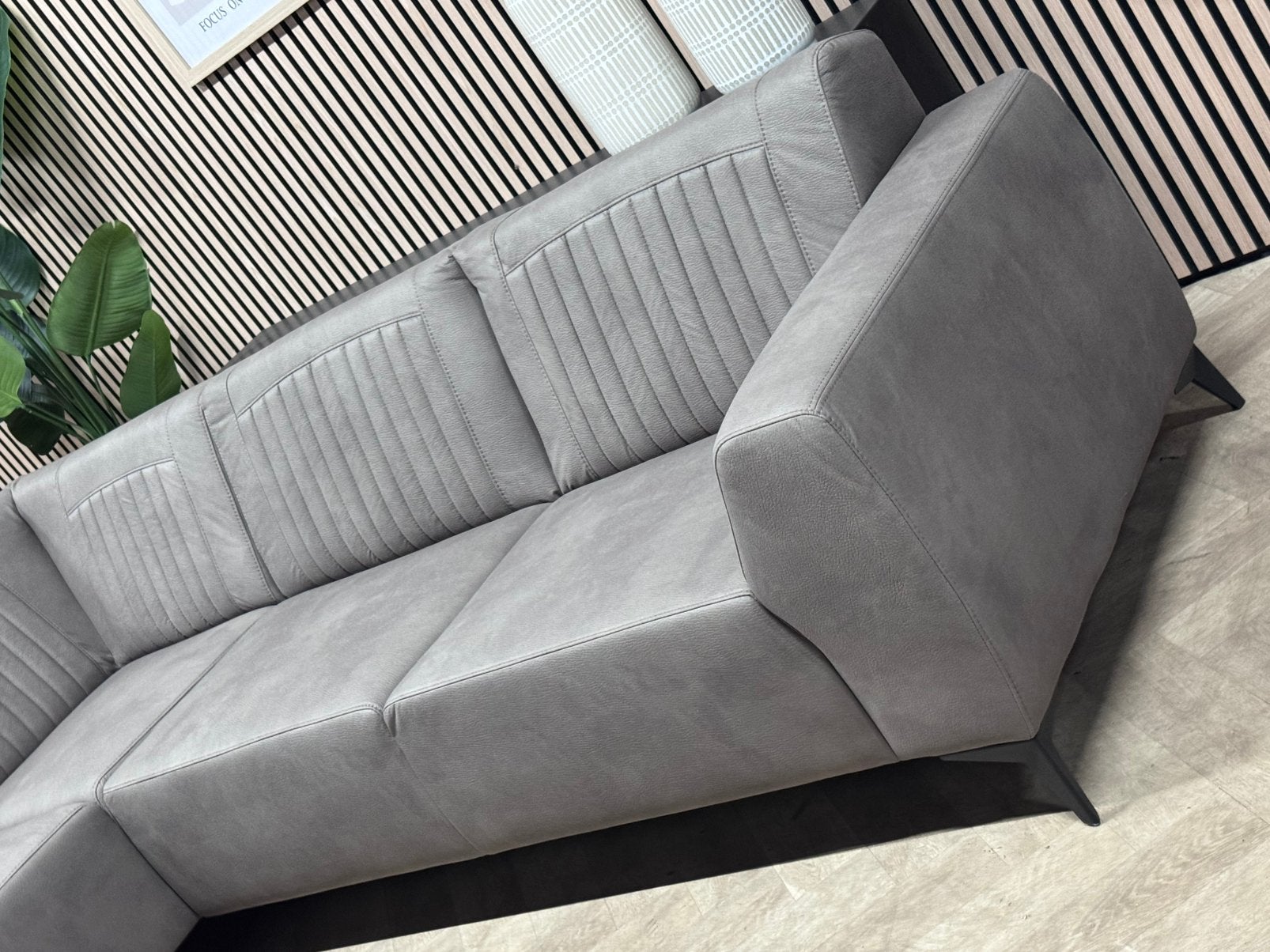 SHOWMODEL | Kapenga Hoekbank Microleer - Taupe - 263 x 220, Huis en Inrichting, Banken | Bankstellen, 250 tot 300 cm, -, Kapenga microleer hoekbank taupe modern industrieel