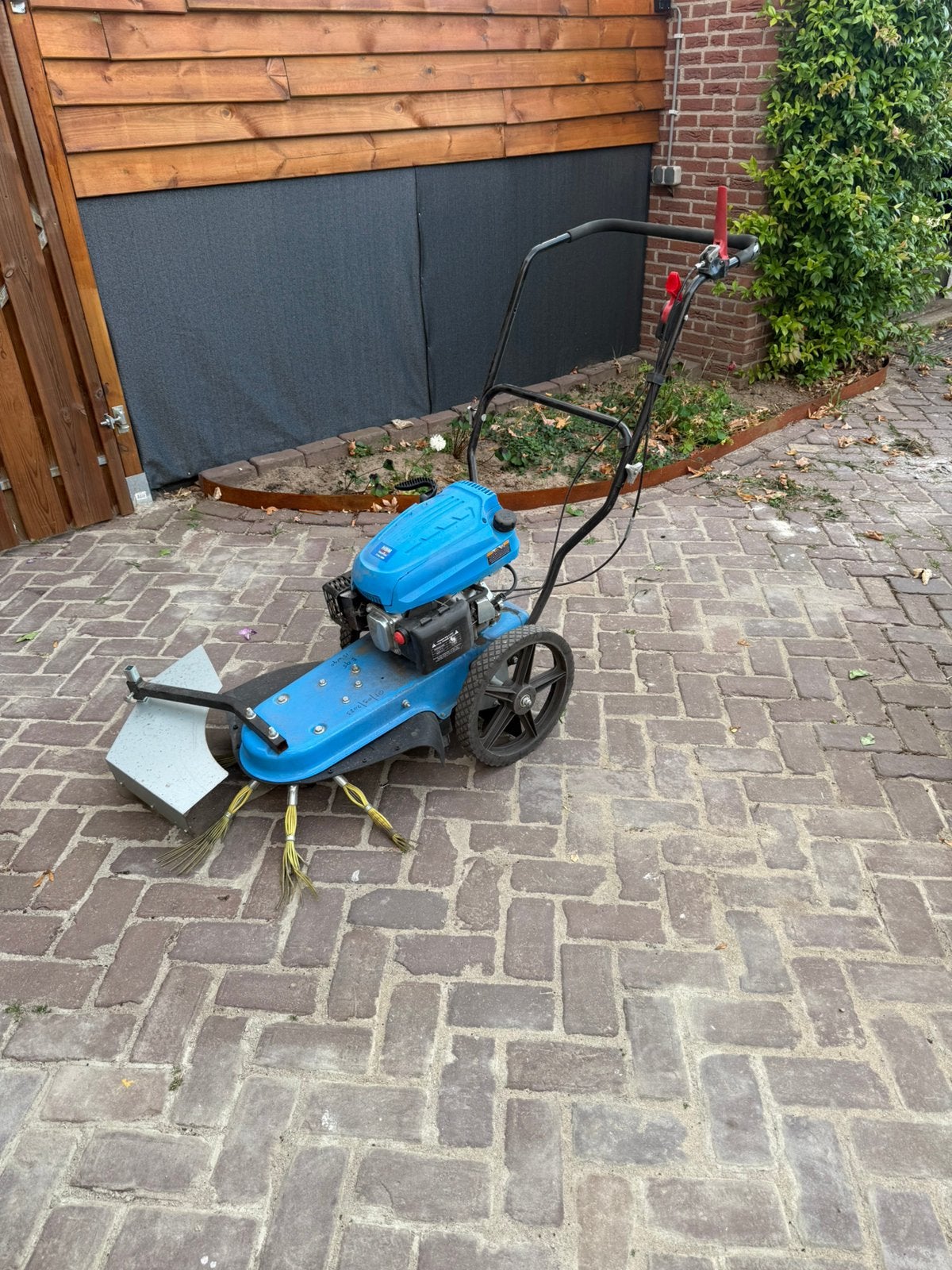 Onkruidborstelmachine HBM, Ophalen, Zo goed als nieuw