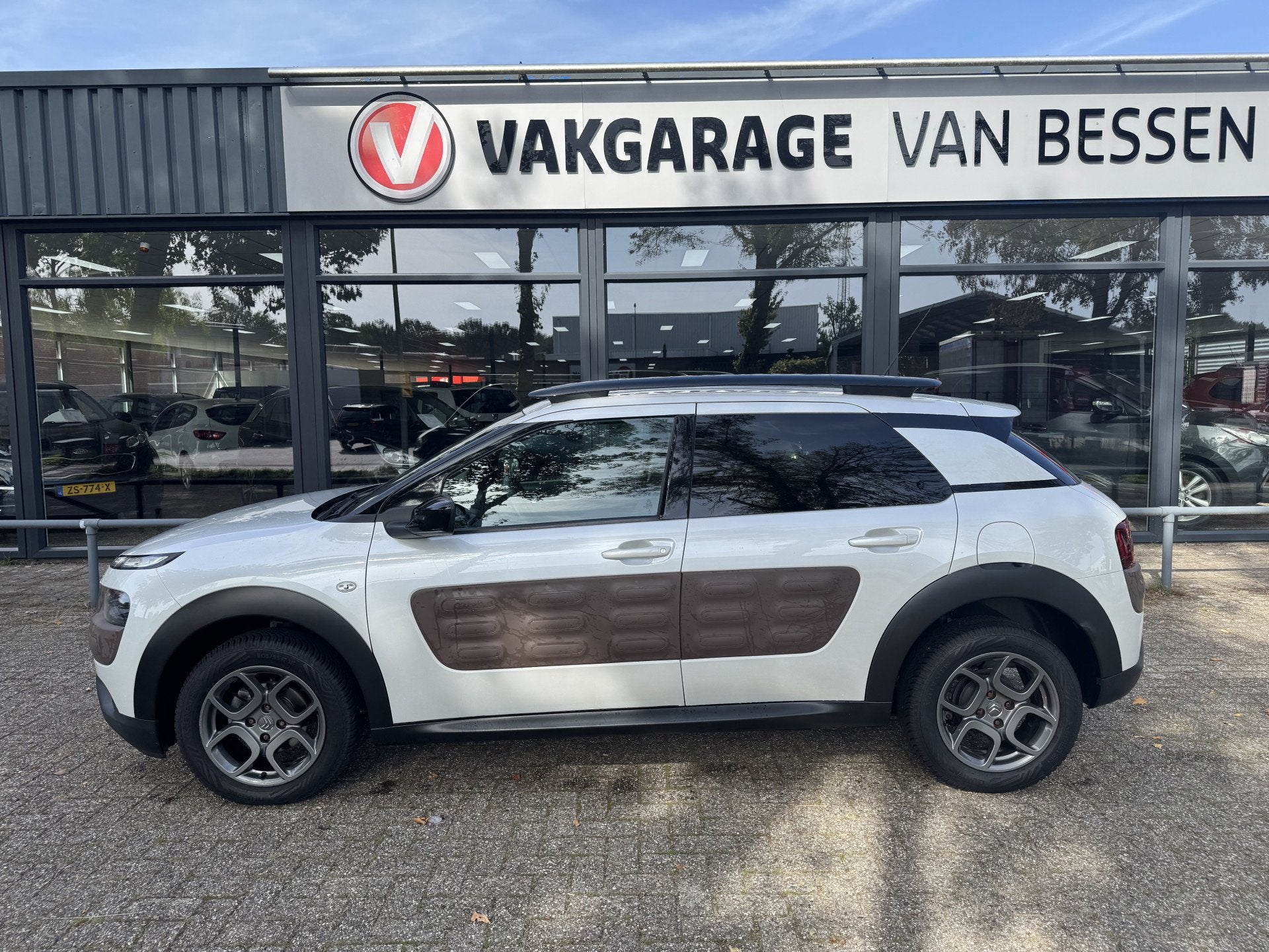 Citroën C4 Cactus 1.2 PureTech Shine CAMERA-CRUISE-TREKHAAK, Euro 5, Gebruikt, 31 €/maand, 1199 cc