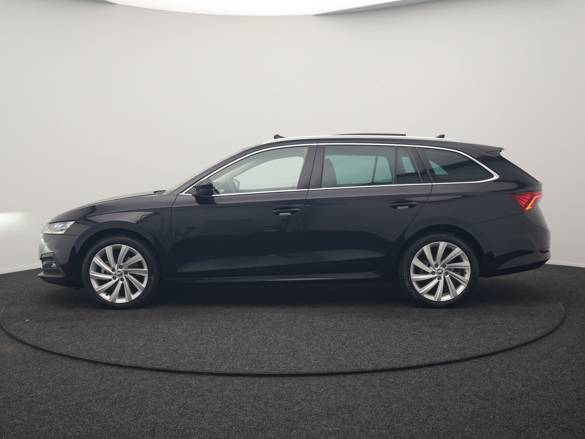 Skoda Octavia Combi 1.4 TSI iV PHEV Business Edition 204pk D, Auto's, Dealer onderhouden, Stof, Gebruikt, Zwart