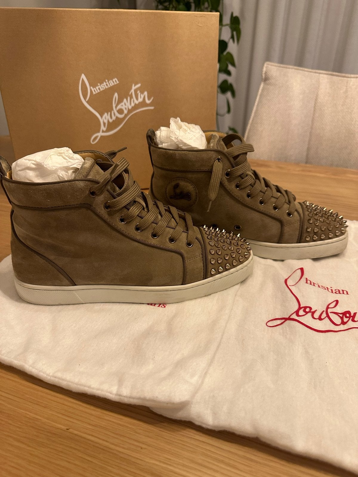 Christian Louboutin Lou Spikes Orlato Flat Veau Beige 40, Kleding | Dames, Beige, Nieuw, Ophalen of Verzenden, Sneakers of Gympen