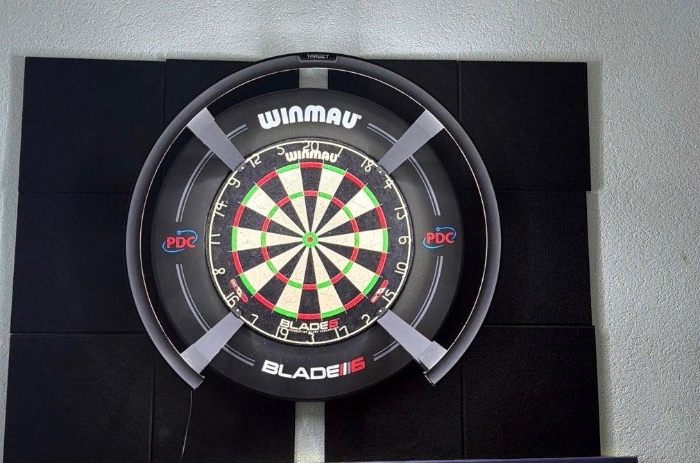 Winmau Blade 6 Dartbord en target omni autoscoring systeem, Sport en Fitness, Darts, Ophalen, Zo goed als nieuw, Dartbord met pijlen