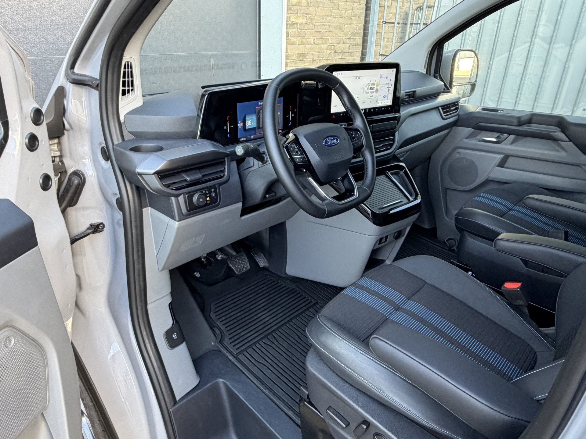 Ford E-Transit Cust. 320 L2H1 Sport 218PK 65 kWh CarPlay/sto, Auto's, Automaat, Dealer onderhouden, Achterwielaandrijving, Gebruikt