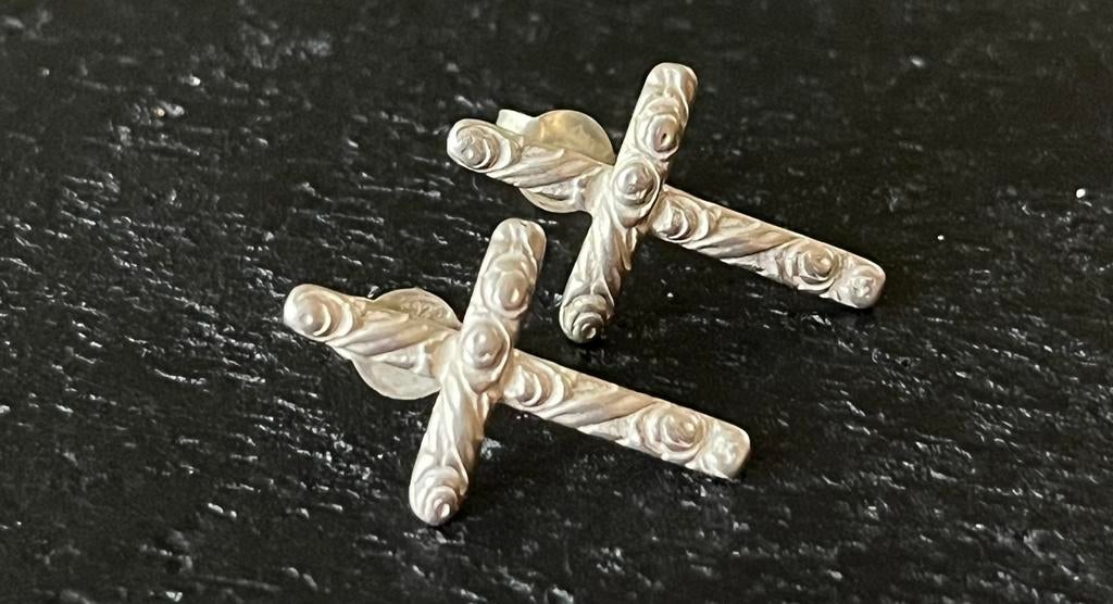Zilveren KRUIS OORBELLEN, Verzenden, Zo goed als nieuw, Knopjes of Stekers, Zilver