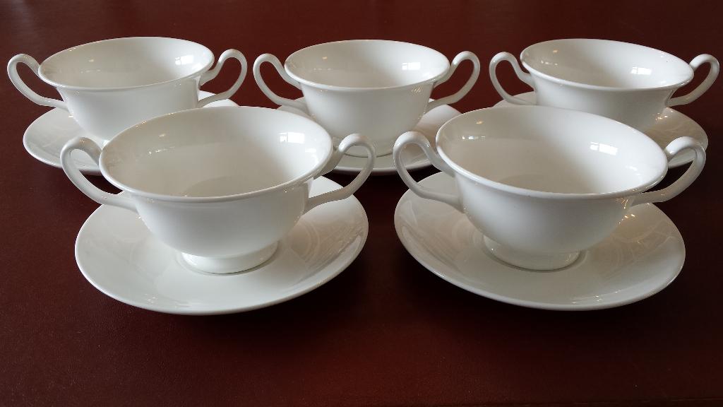 Wedgwood - 5 elegante witte soepkommen met schotel, Huis en Inrichting, Keuken | Servies, Ophalen of Verzenden, Zo goed als nieuw