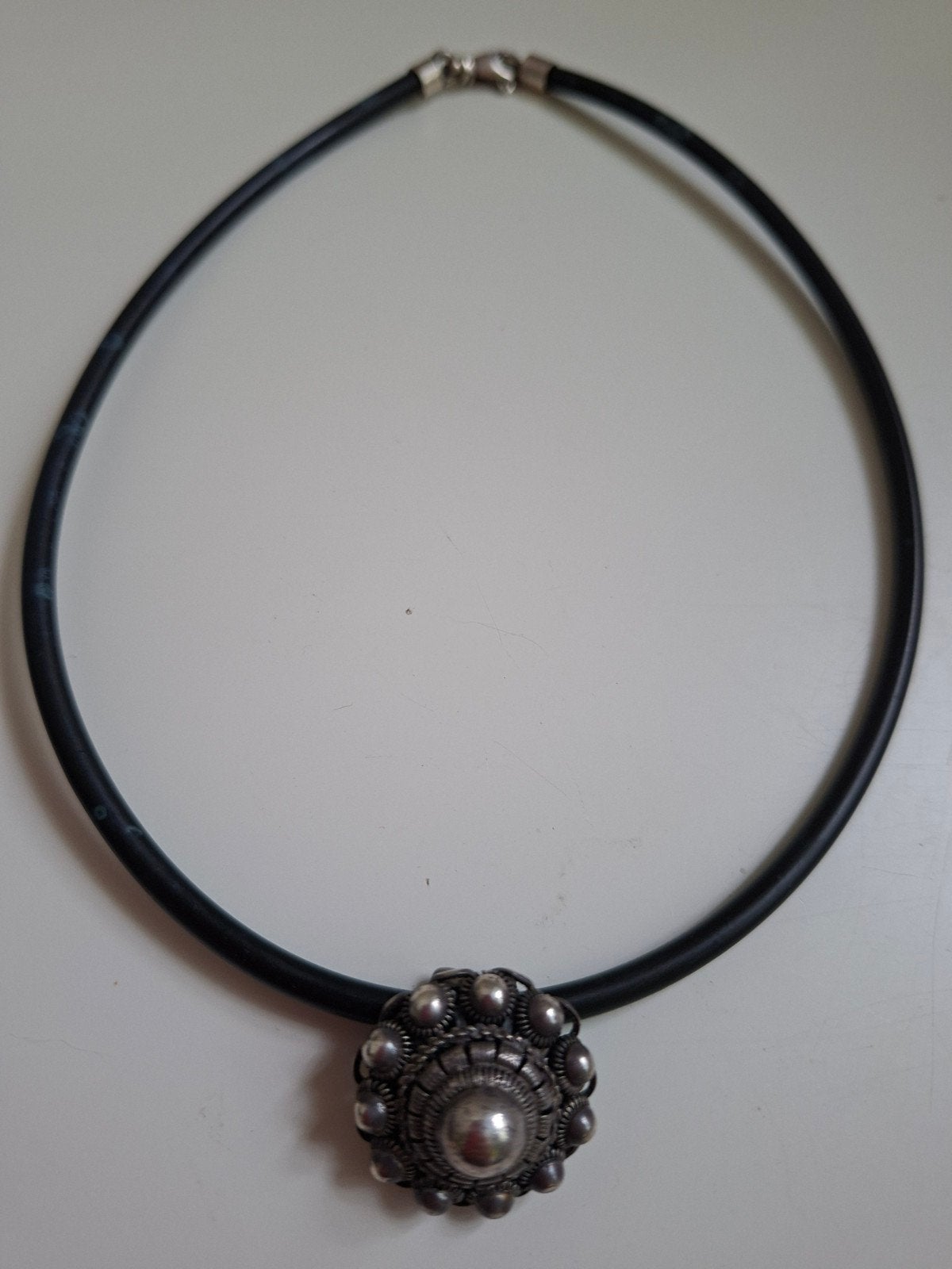 Zeeuwse knop ketting met rubberen koord, Met hanger, Gebruikt, Ophalen of Verzenden, Zilver