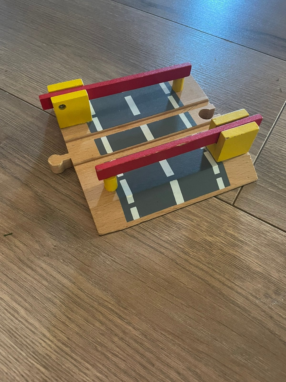 Houten Brio treinspoor stuk met slagbomen, Ophalen, Zo goed als nieuw