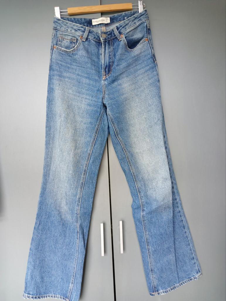 Spijkerbroek van Stradivarius mt 36 wijde pijpen, Kleding | Dames, Spijkerbroeken en Jeans, Blauw, Ophalen of Verzenden, W28 - W29 (confectie 36)