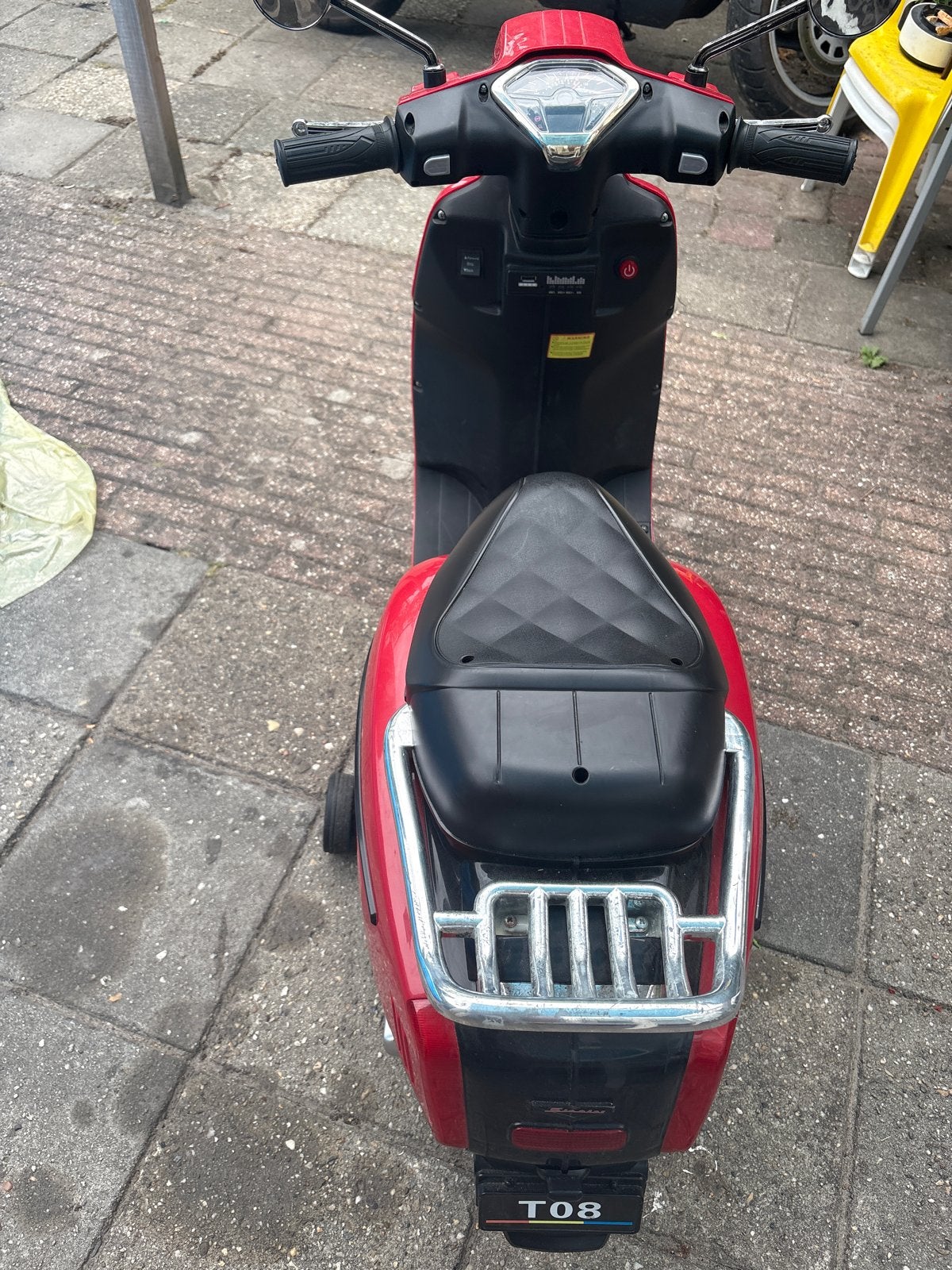 Rode elektrische kinderscooter met zijwieltjes, Ophalen, Gebruikt, Afstandsbediening