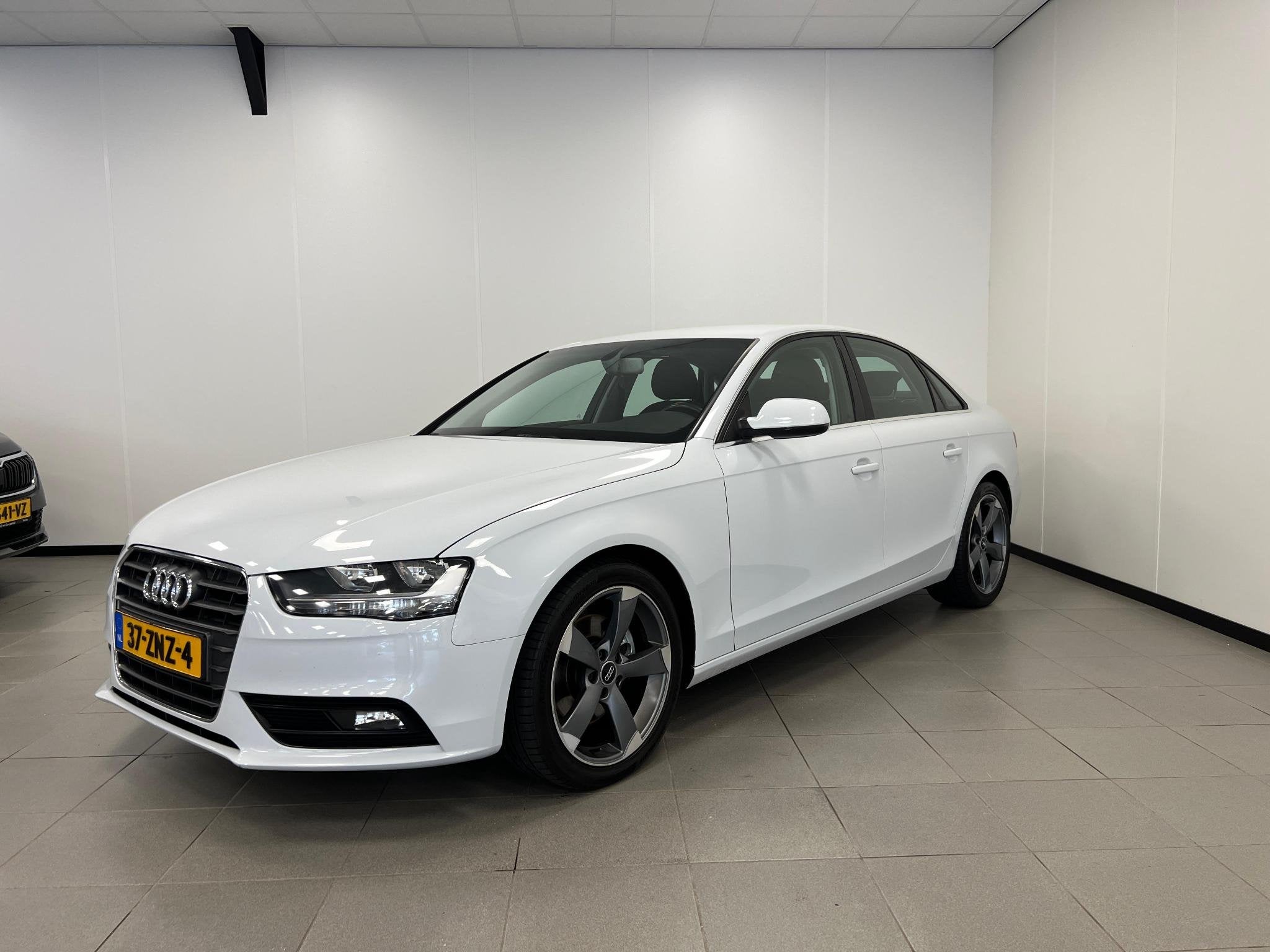 Audi A4 Limousine 2.0 TDI e Pro Line Business, Auto's, Voorwielaandrijving, Euro 5, Gebruikt, Zwart
