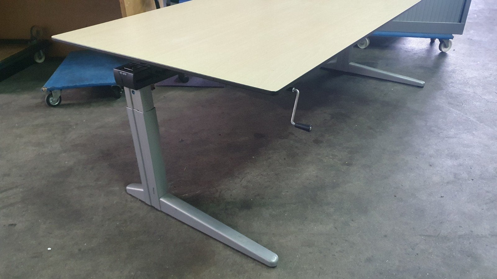 Bureau Ahrend hoogte verstelbaar, Ophalen, 90 cm, Metaal, In hoogte verstelbaar