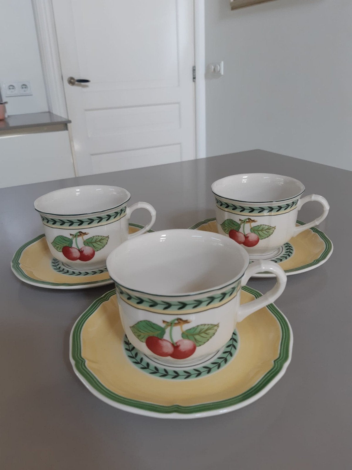 3 Cappucinokoppen en schotels Villeroy en Boch French Garden, Ophalen of Verzenden, Zo goed als nieuw, Overige stijlen, Kop(pen) en/of Schotel(s)