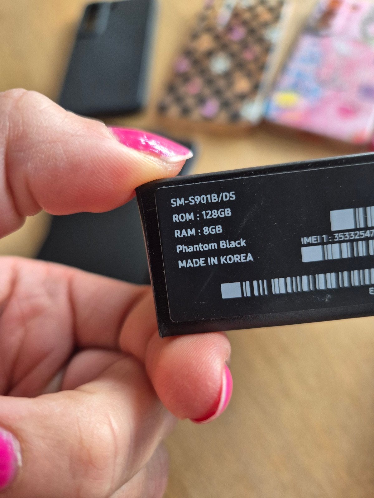 Foto 3 van Samsung Galaxy S22 128GB Phantom Black met accessoires