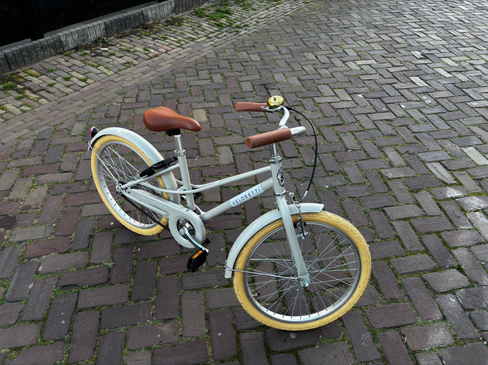 Veloretti Junior kinderfiets pebble grey met AXA slot en bel, Fietsen en Brommers, Ophalen, Zo goed als nieuw, 20 inch of meer