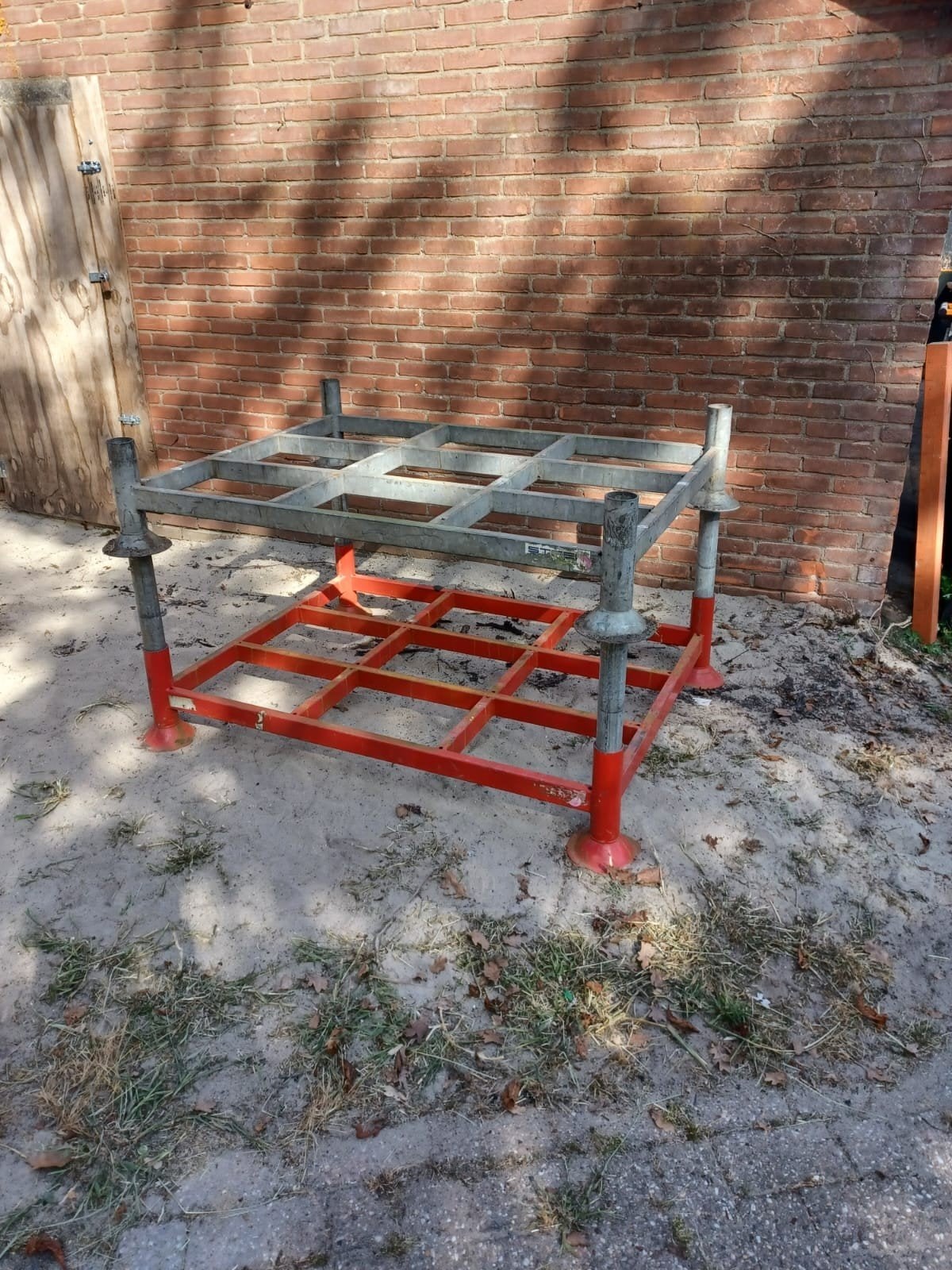 2 Stalen stapelracks / stapelpallets (1545x1180 mm) + 4 rong, Ophalen, Overige typen, Minder dan 2 meter