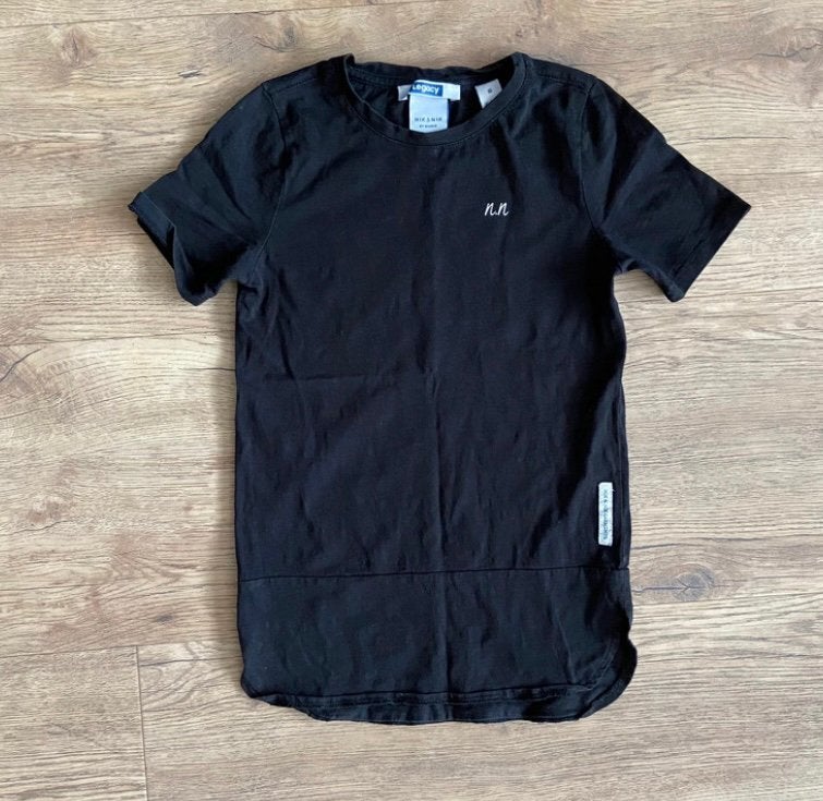 Nik&Nik T-shirt Zwart Maat 116 Langer Model / Backprint, Kinderen en Baby's, Kinderkleding | Maat 116, Ophalen of Verzenden, Zo goed als nieuw