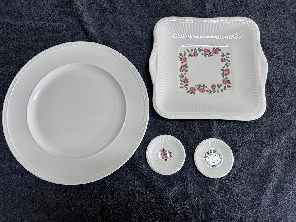 Wedgwood serviesdelen: schaal, bord en schaaltjes, Huis en Inrichting, Keuken | Servies, Ophalen, Wedgwood, Porselein, Schaal of Schalen