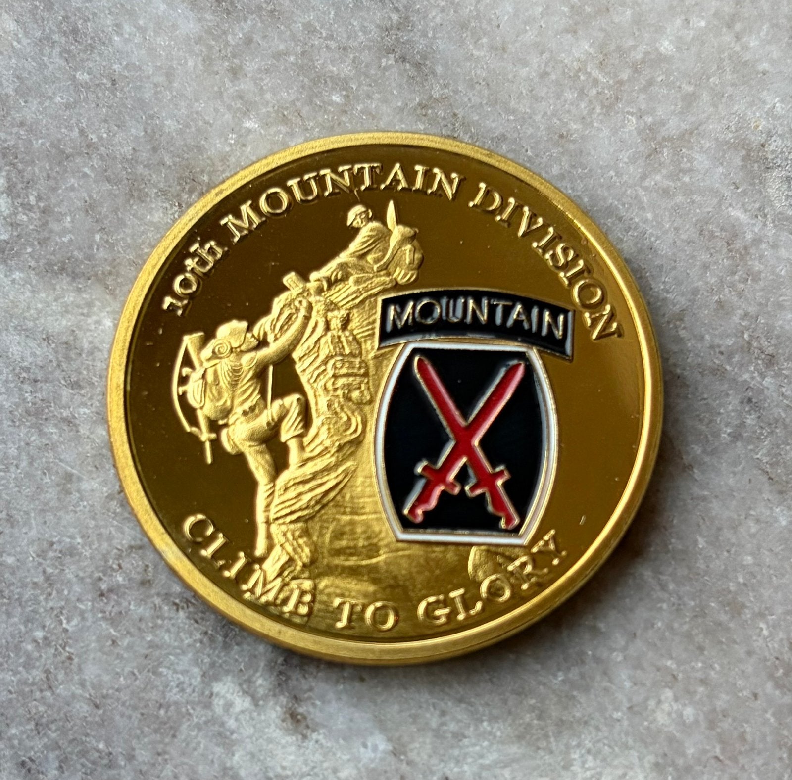 US Army 10th mountain division coin, Ophalen of Verzenden, Landmacht, Amerika, Embleem of Badge