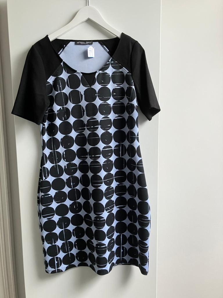 Juffrouw Jansen jurk maat XL lichtblauw zwart zgan, Blauw, Maat 46/48 (XL) of groter, Ophalen of Verzenden, Zo goed als nieuw
