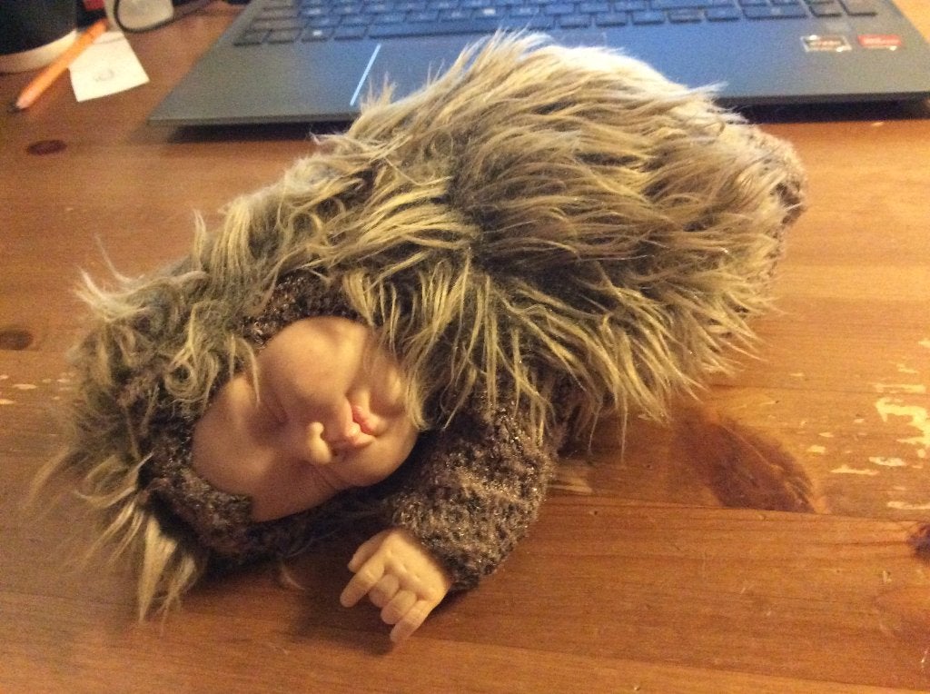 Anne Geddes pop. Baby als harig stekelvarkentje. 20 cm, Verzamelen, Poppen, Ophalen of Verzenden, Gebruikt, Pop
