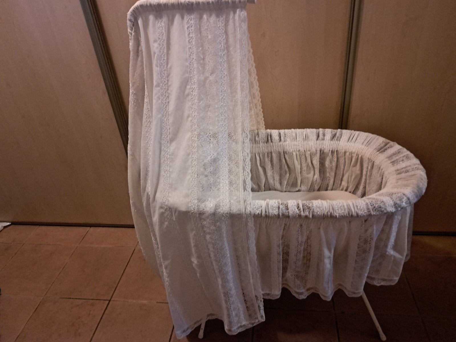 Wiegje met kant - Leuk voor poppenmoedertje, Kinderen en Baby's, Babywiegjes en Ledikanten, Ophalen, Gebruikt, Wieg