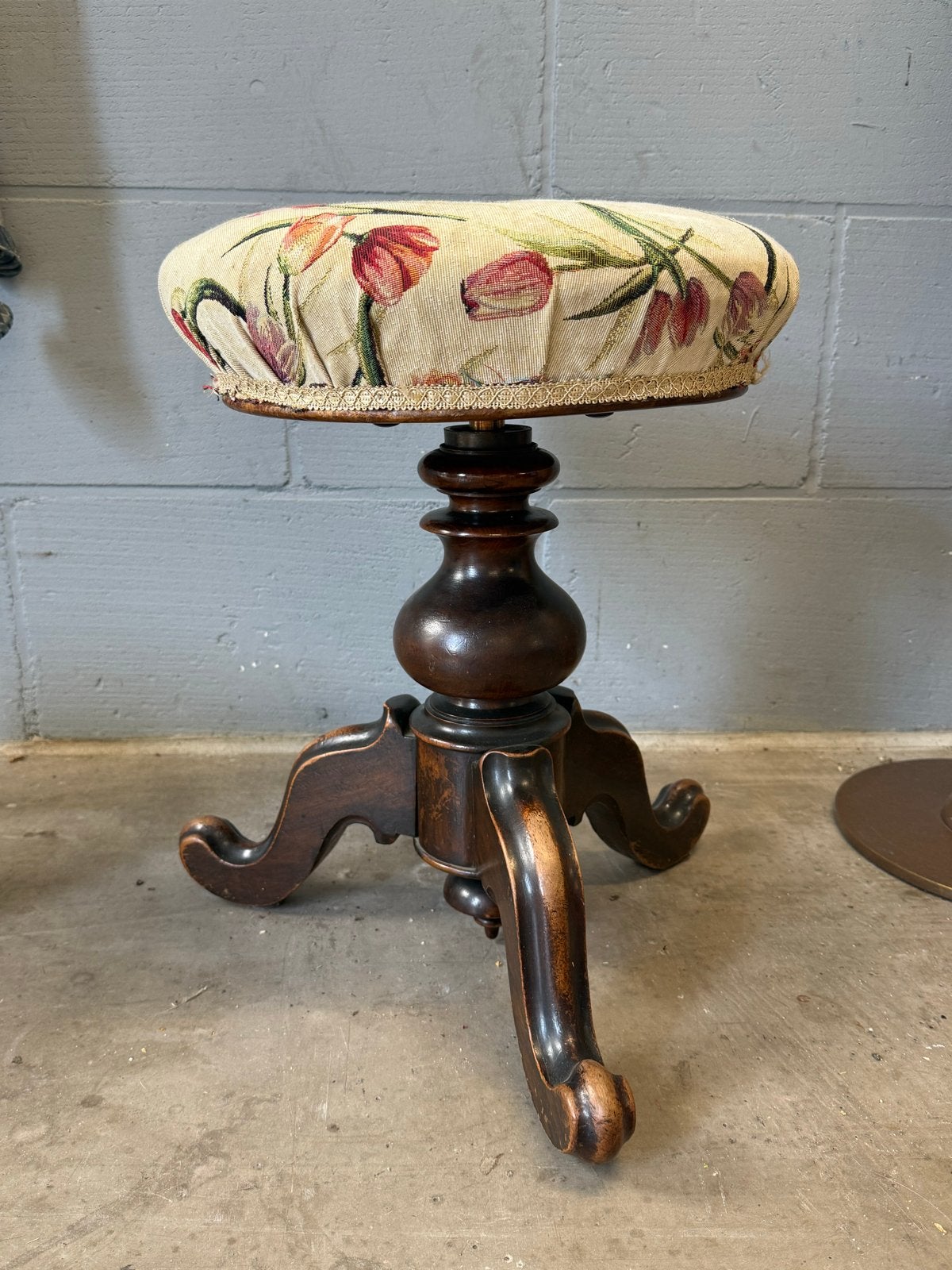 Antieke pianokruk met bloemenbekleding, Ophalen