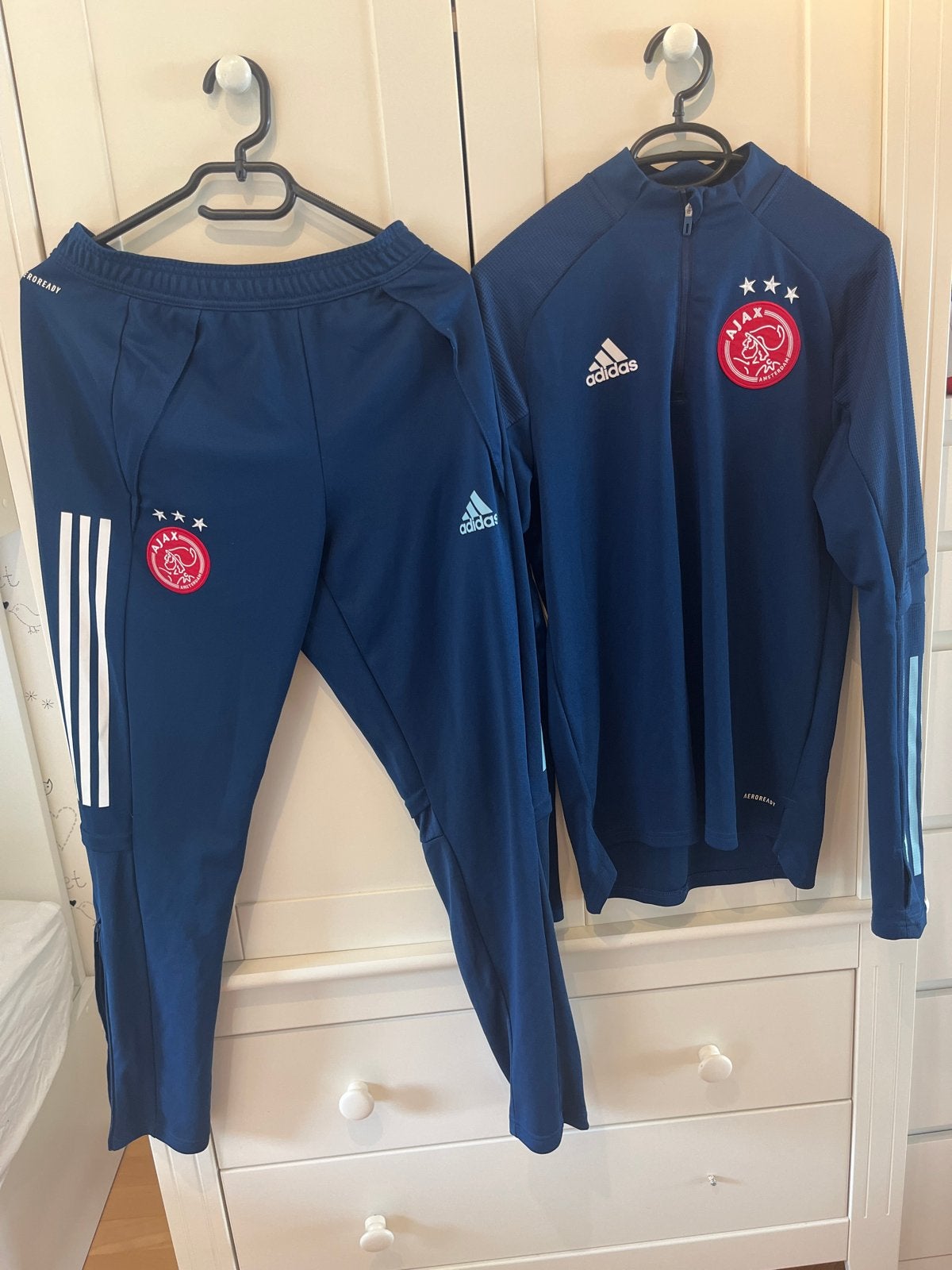 Ajax tenue trainingspak, shirt, korte broek, t-shirt Maat S, Ophalen of Verzenden, Zo goed als nieuw