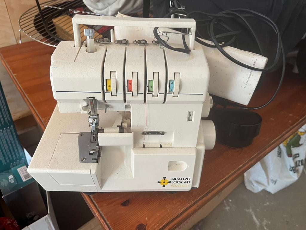 Lock naaimachine - Quattro lock 4D naai machine, Ophalen, Zo goed als nieuw, Naaimachine, Overige merken