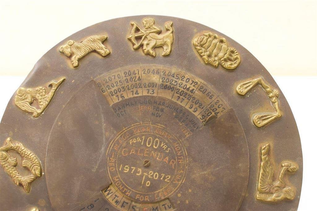 Messing ronde kalender op stander 45693, Ophalen of Verzenden