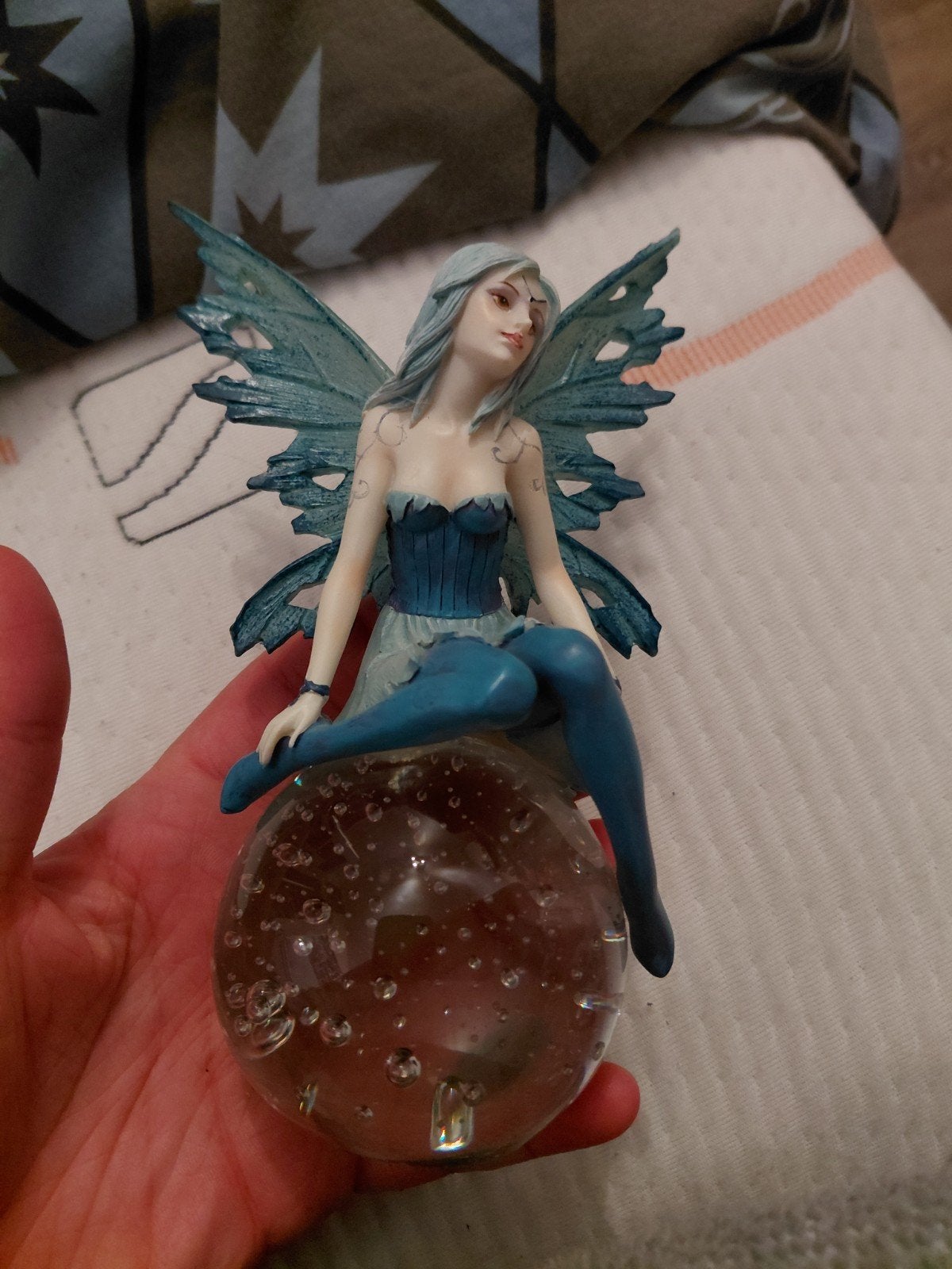 Prachtige Blauwe Elf op Glazen Bol - Decoratief Beeldje, Ophalen of Verzenden, Zo goed als nieuw