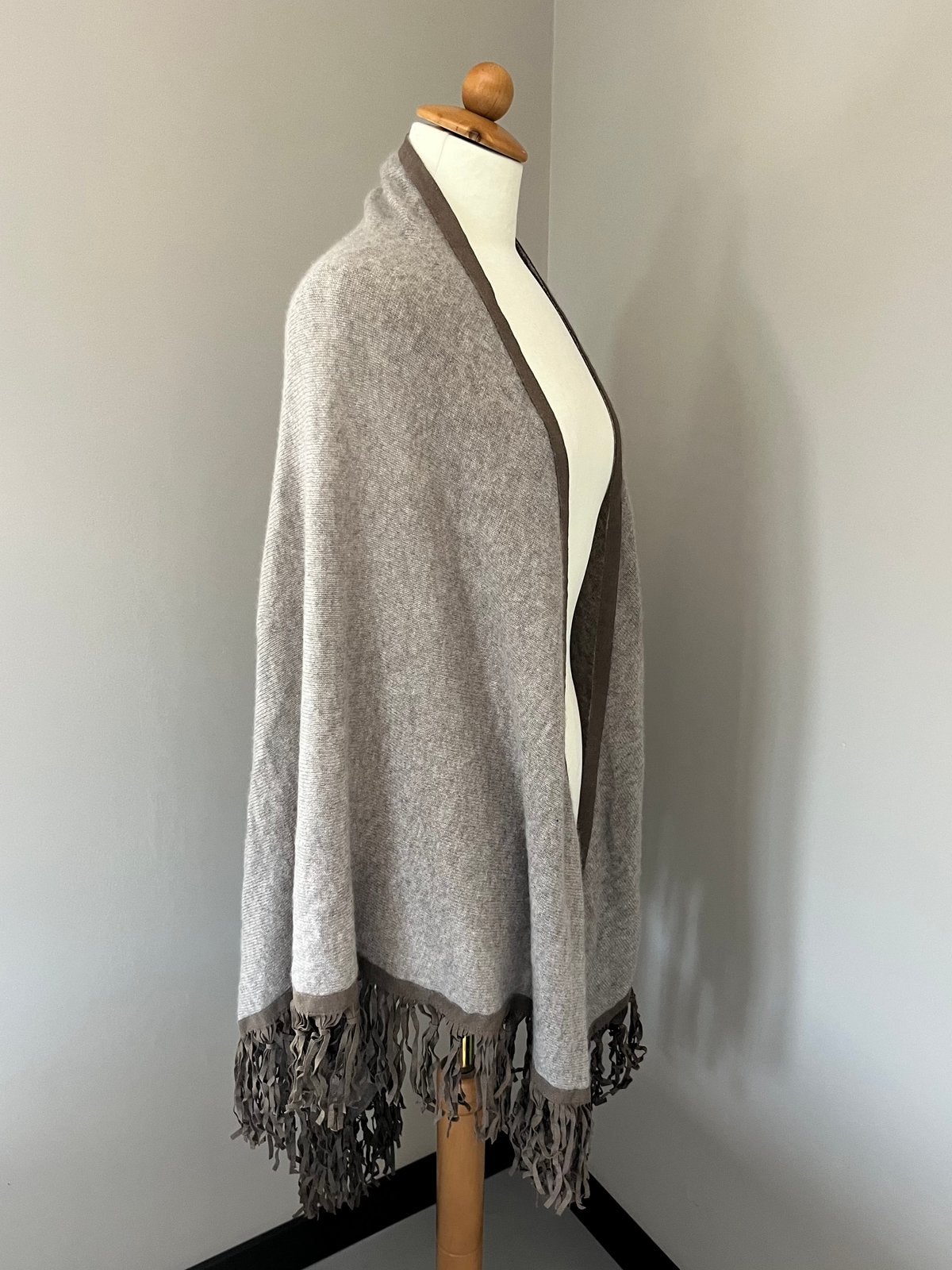 Repeat Cashmere omslagdoek beige bruin, Ophalen of Verzenden, Zo goed als nieuw, Maat 46/48 (XL) of groter, Sjaal