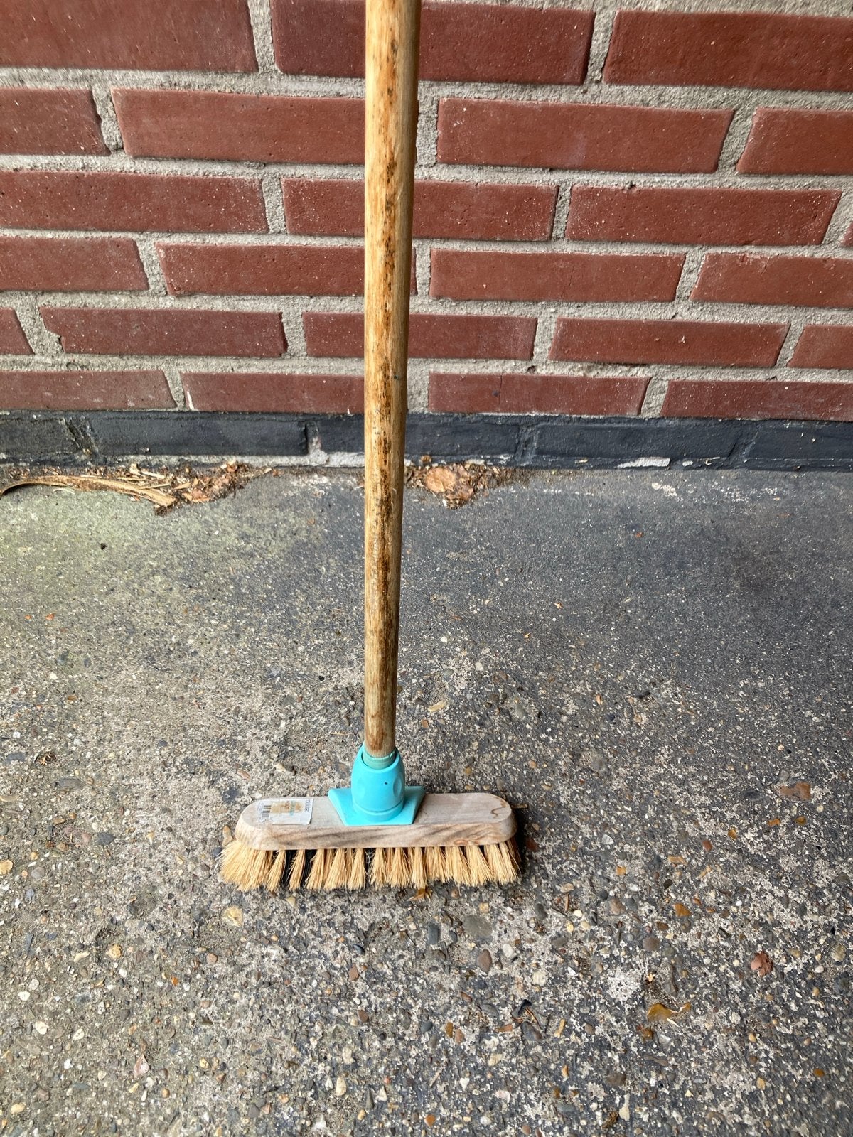 Houten bezem met turkoois handvat, Ophalen, Bezem of Borstel